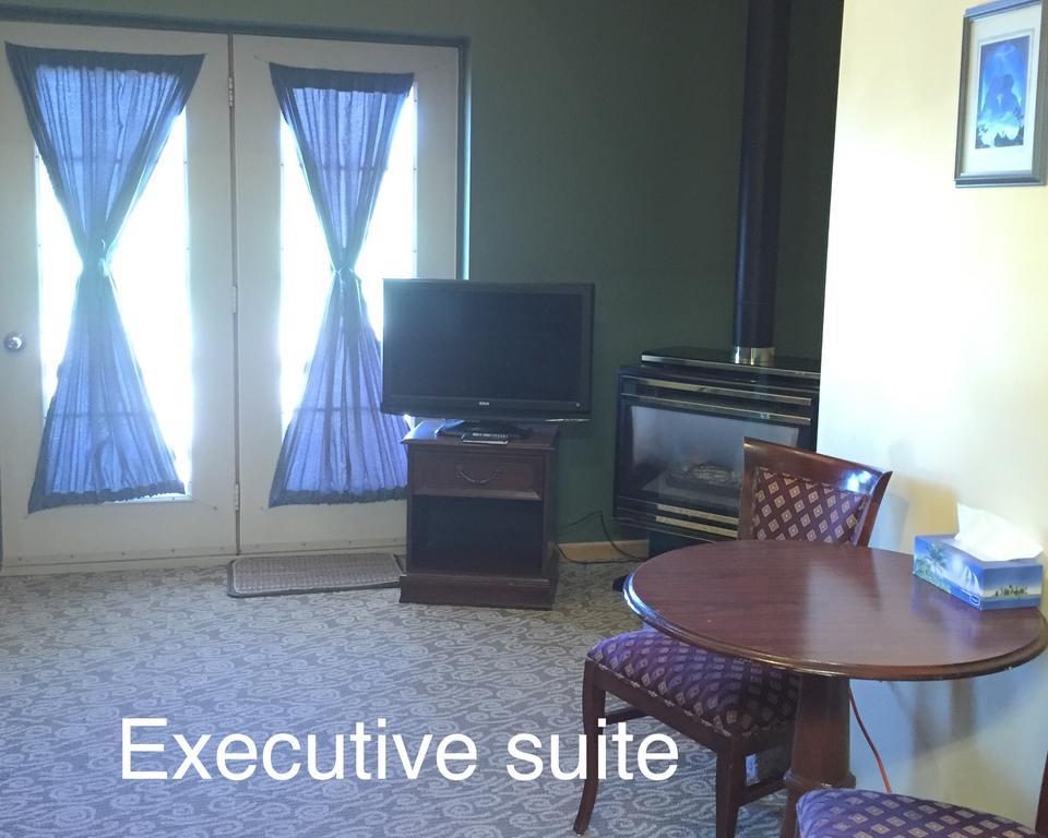 North Adventure Inn Cochrane Extérieur photo